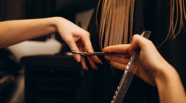 Cortando o cabelo no salão.