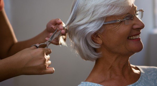 Mulher idosa cortando cabelo