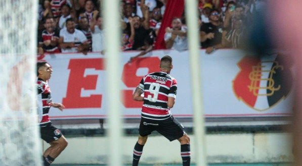 Thiago Galhardo em comemoração de gol para o Santa Cruz