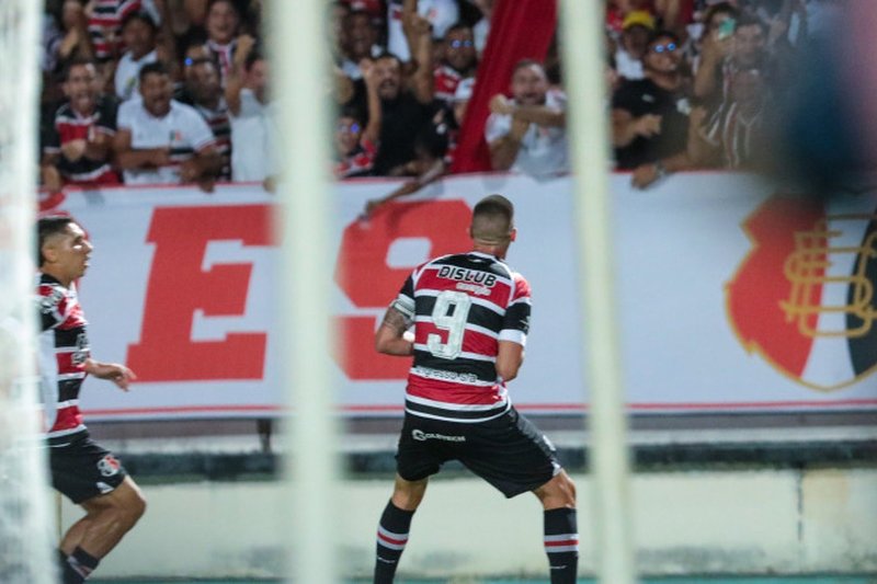 Thiago Galhardo comemora de gol contra o América-RN