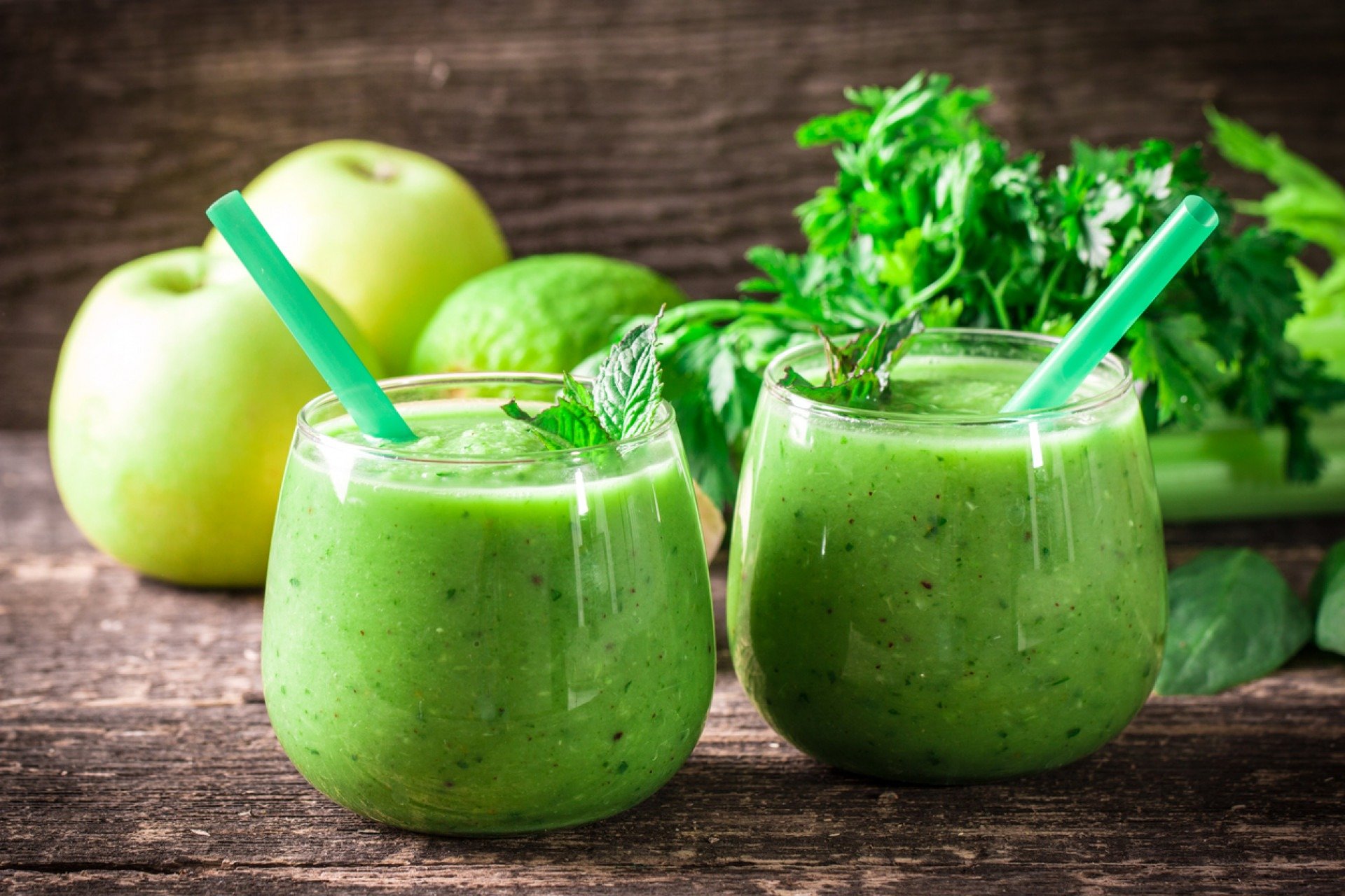 Receita fácil de suco detox com couve
