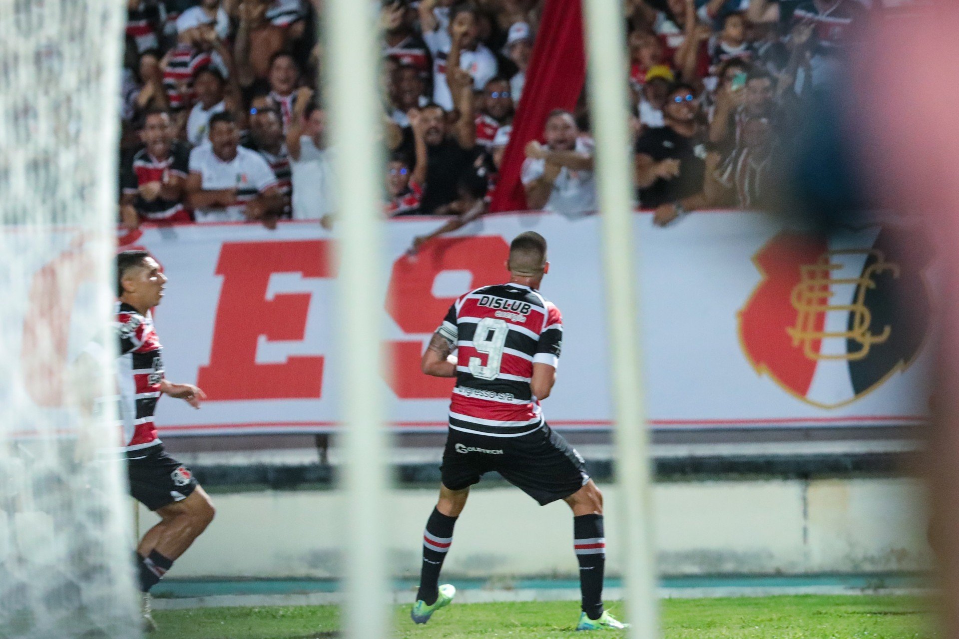 Thiago Galhardo em comemoração de gol para o Santa Cruz sobre o América-RN