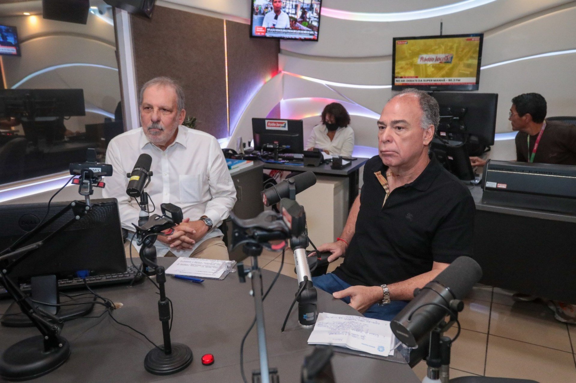 Os ex-ministros e ex-senadores Armando Monteiro Neto e Fernando Bezerra Coelho participaram de debate na Rádio Jornal, nesta sexta-feira (9)