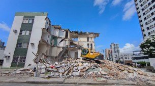 Prefeitura de Jaboatão dos Guararapes iniciou demolição do edifício Kátia Melo, na manhã deste sábado (10)