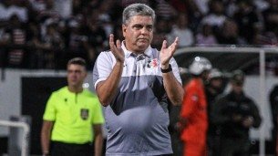 Imagem do técnico Marcelo Cabo na beira do campo do jogo do Santa Cruz no Arruda