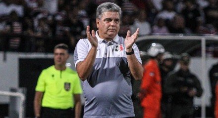 Imagem do técnico Marcelo Cabo na beira do campo do jogo do Santa Cruz no Arruda