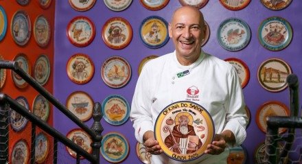 O chef Cesar Santos com seu prato Boa Lembrança