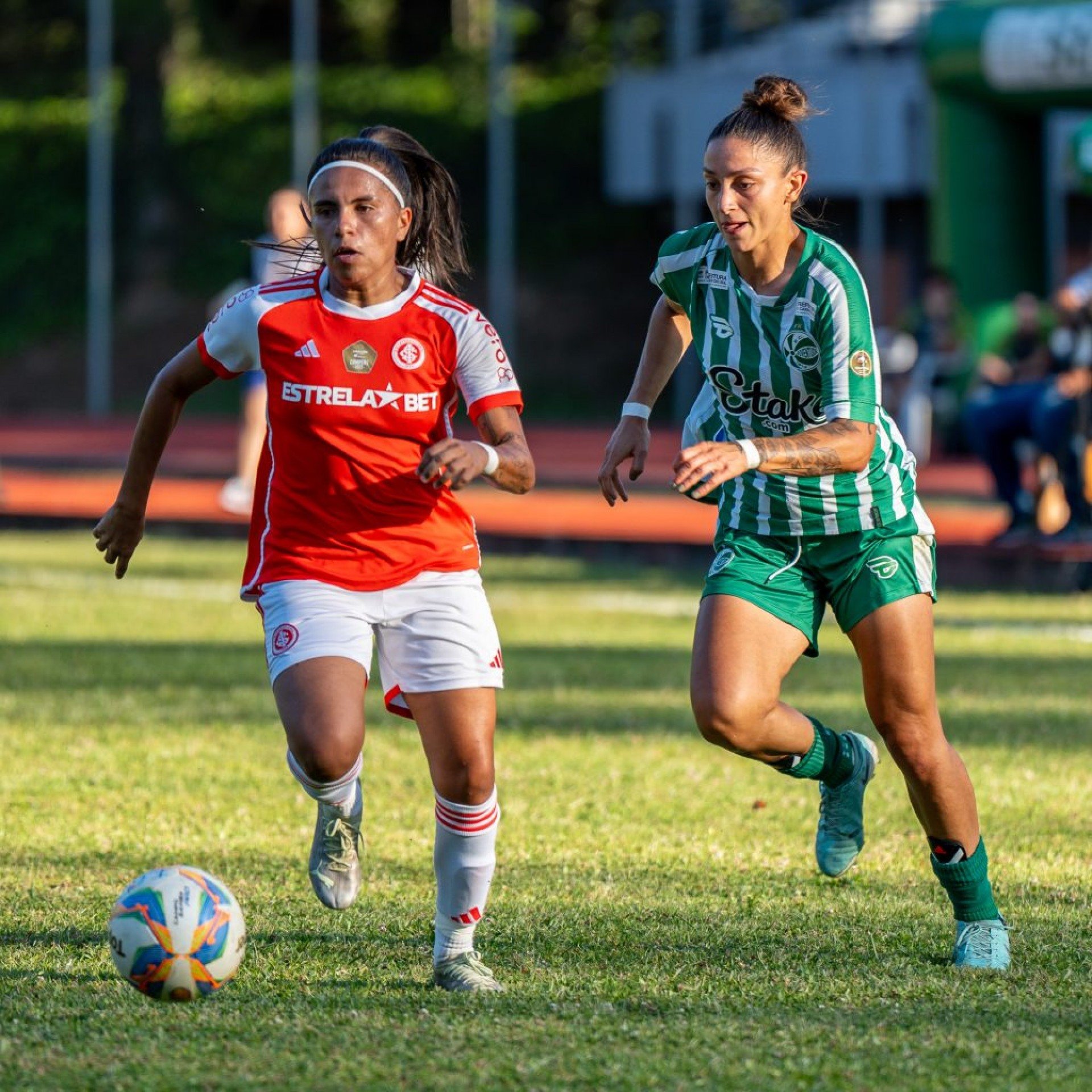 Na noite deste sábado (10), Juventude e Internacional se enfrentam às 21h no Parque Esportivo Montanha dos Vinhedos, em Bento Gonçalves, pela 10ª rodada do Brasileirão Feminino A1. O confronto regional marca momentos distintos das duas equipes na competição nacional. As Gurias Jaconeras tentam reagir após a derrota para o Grêmio por 3 a 1, [&amp;#8230;]