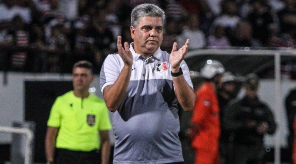 Marcelo Cabo na beira do campo do jogo do Santa Cruz na Série D