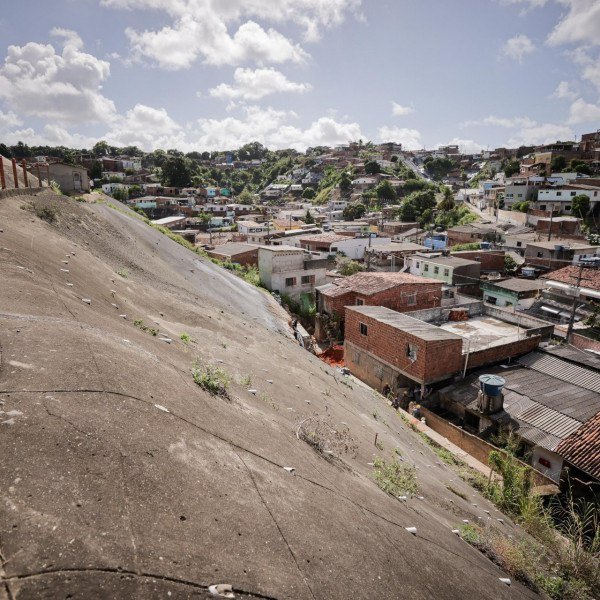 Obra de contenção de encosta em Água Fria, na Zona Norte do Recife, é concluída