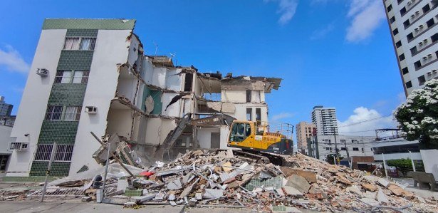 Prefeitura de Jaboatão dos Guararapes iniciou demolição do edifício Kátia Melo, na manhã deste sábado (10)