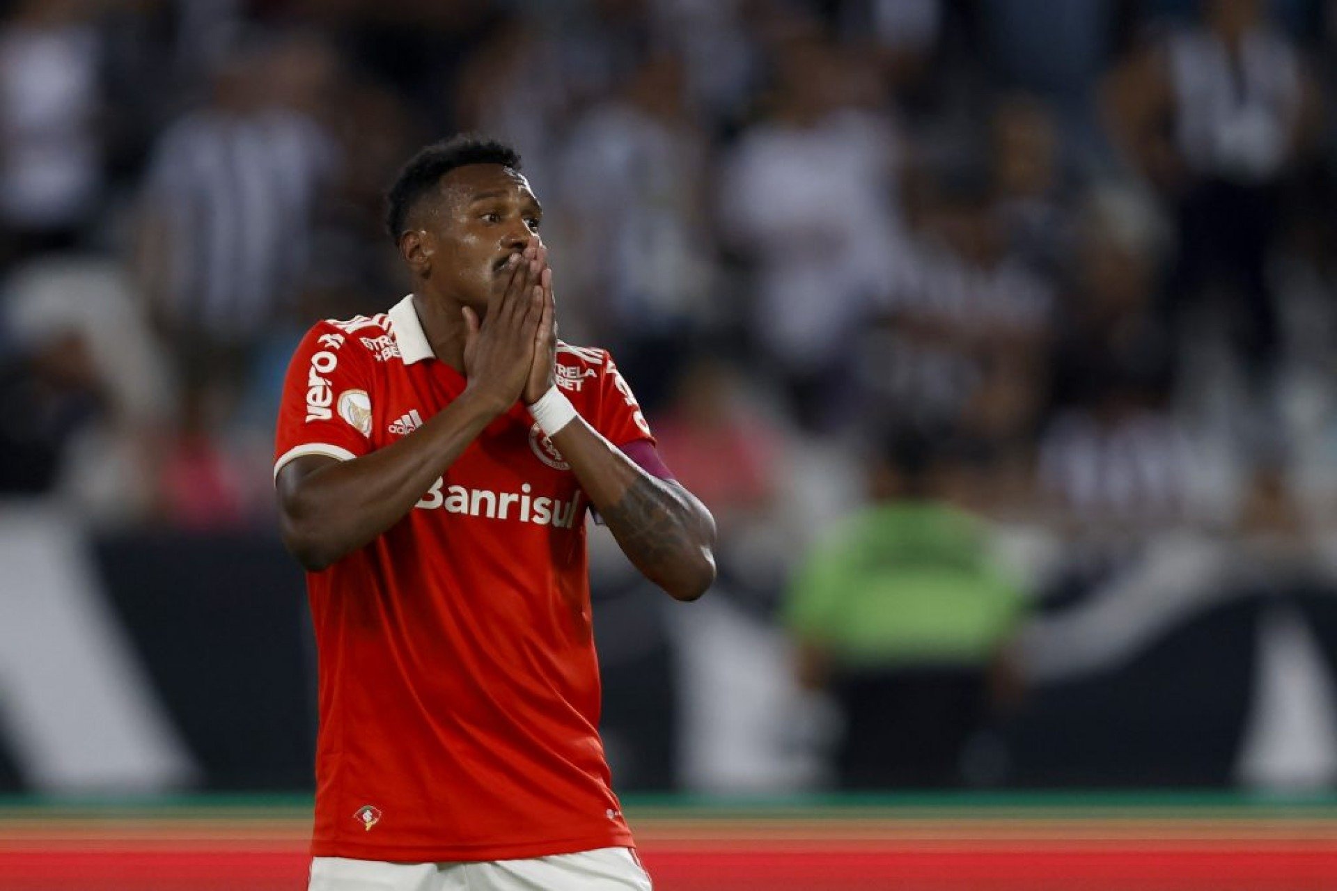 Edenilson cobra valores do Inter na Justiça