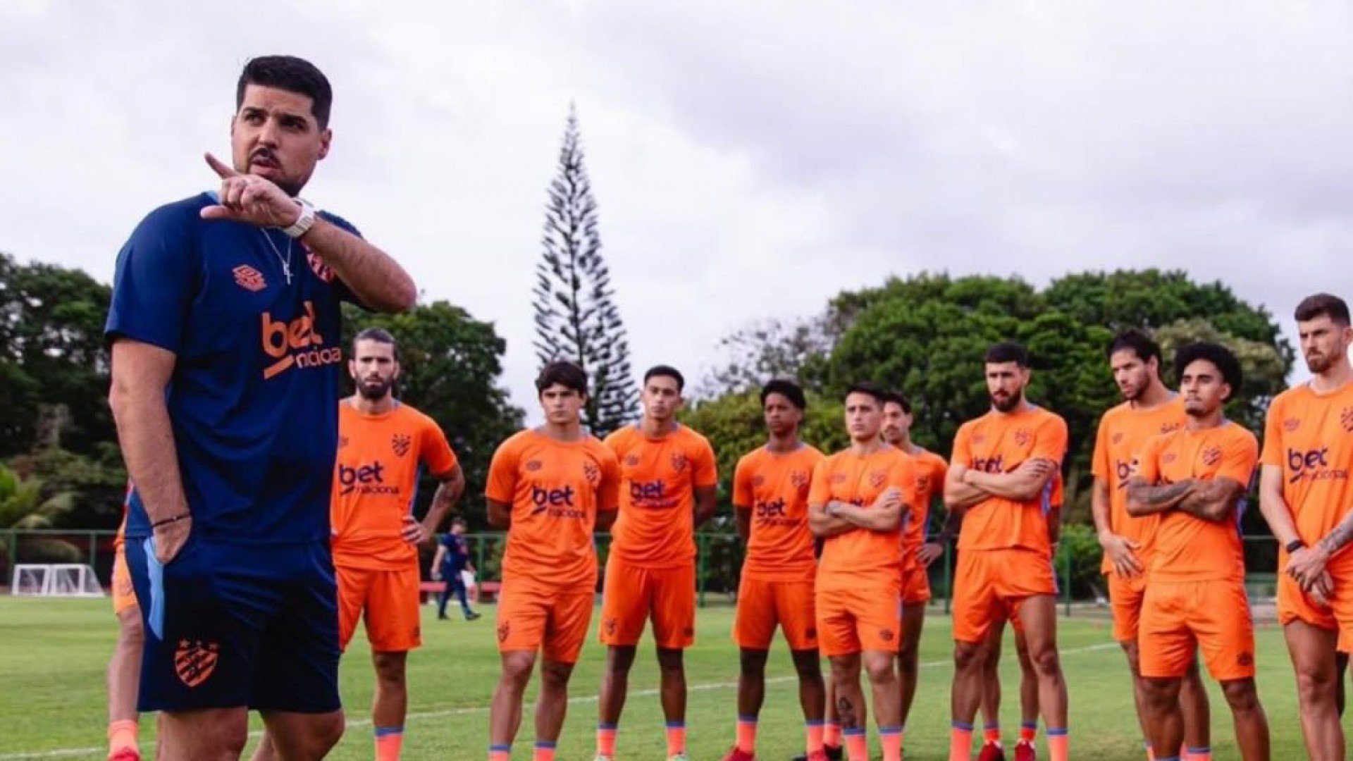 O técnico Antônio Oliveira já está oficialmente regularizado como novo comandante do Sport. Seu nome foi incluído no Boletim Informativo Diário (BID) da CBF nesta quinta-feira, o que significa que ele já pode assumir a equipe à beira do gramado. Com a documentação em ordem, a estreia pode ocorrer neste fim de semana, quando o [&amp;#8230;]