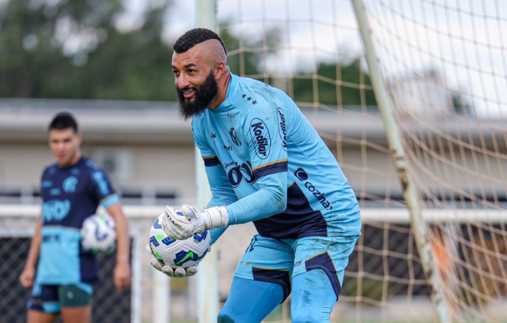 Goleiro sofreu lesão durante os treinos na semana e seria opção no banco de reservas. Entretanto, dará lugar a Thomazella.