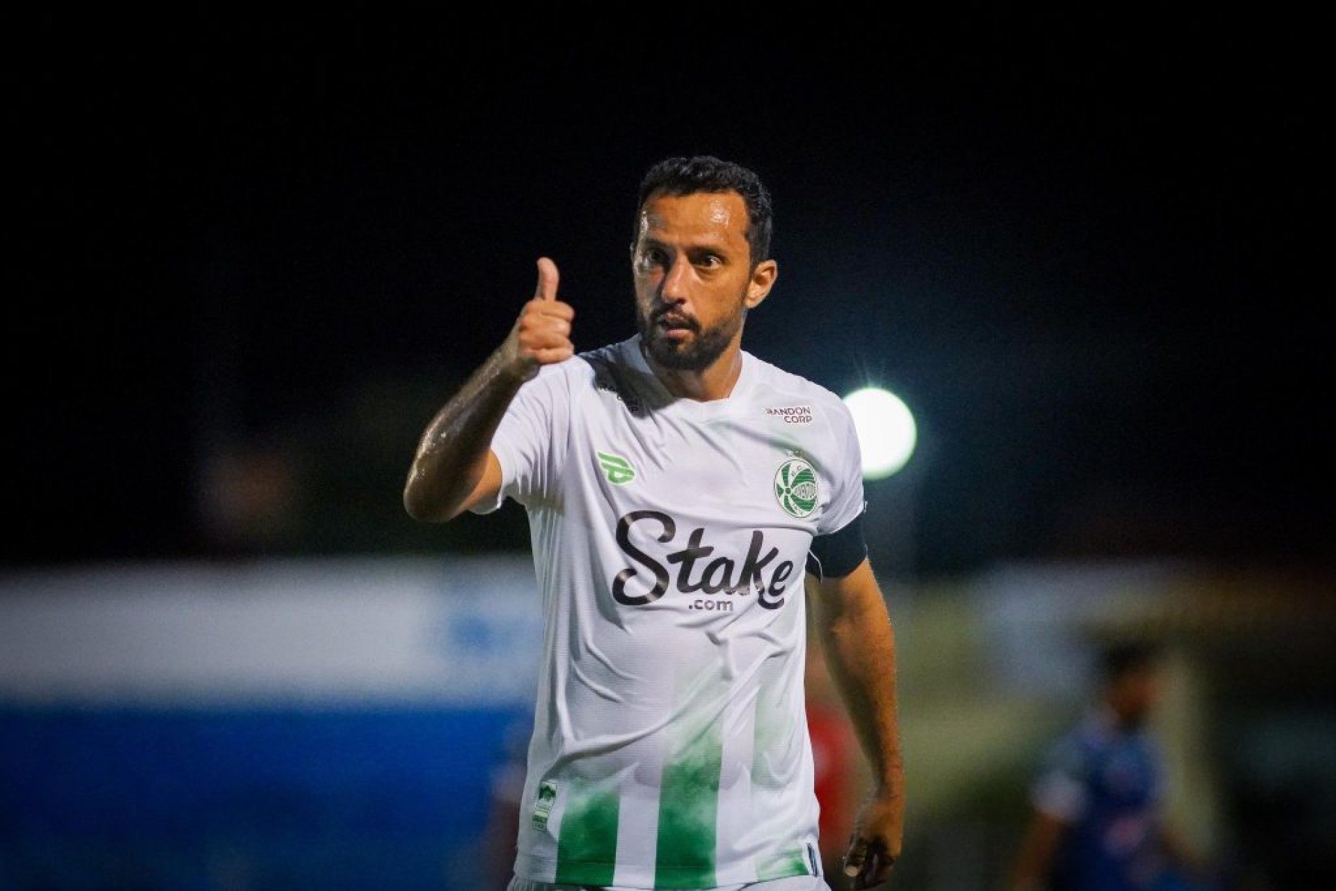 Meio-campista do Verdão teve boa atuação contra o Atlético-MG mas sofreu lesão muscular e deve perder os próximos compromissos da equipe.