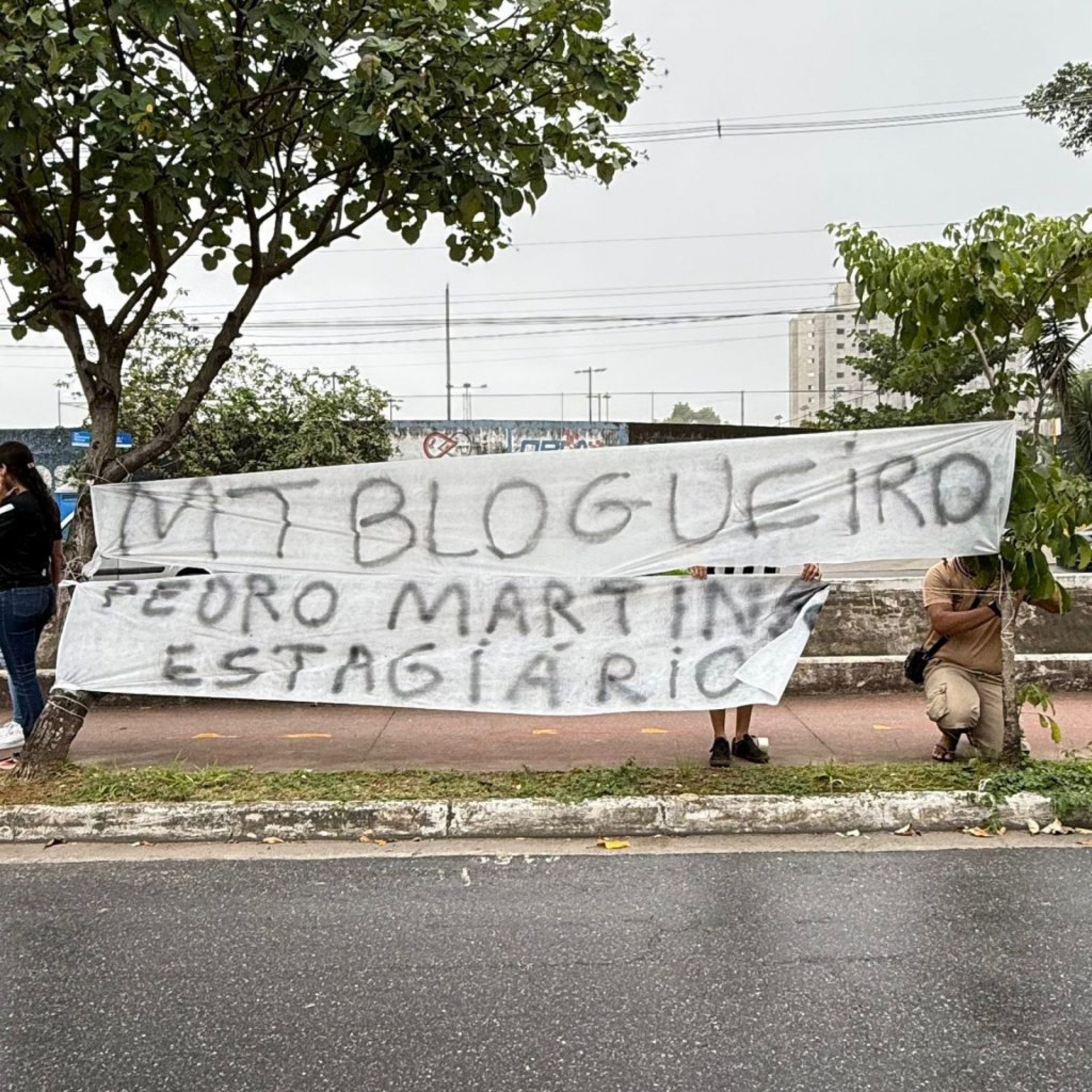 Um grupo de torcedores levou faixas contra o presidente Marcelo Teixeira, seu filho e CEO do clube, Pedro Martins em frente ao CT.