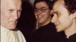 A missa, desde a posse de João Paulo I (1978), não mais inclui a cerimônia de coroação papal, existente por 820 anos (1143-1963)