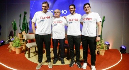 João Carlos Paes Mendonça ao lado dos netos Marcelo, Renato e João para celebrar os 90 anos