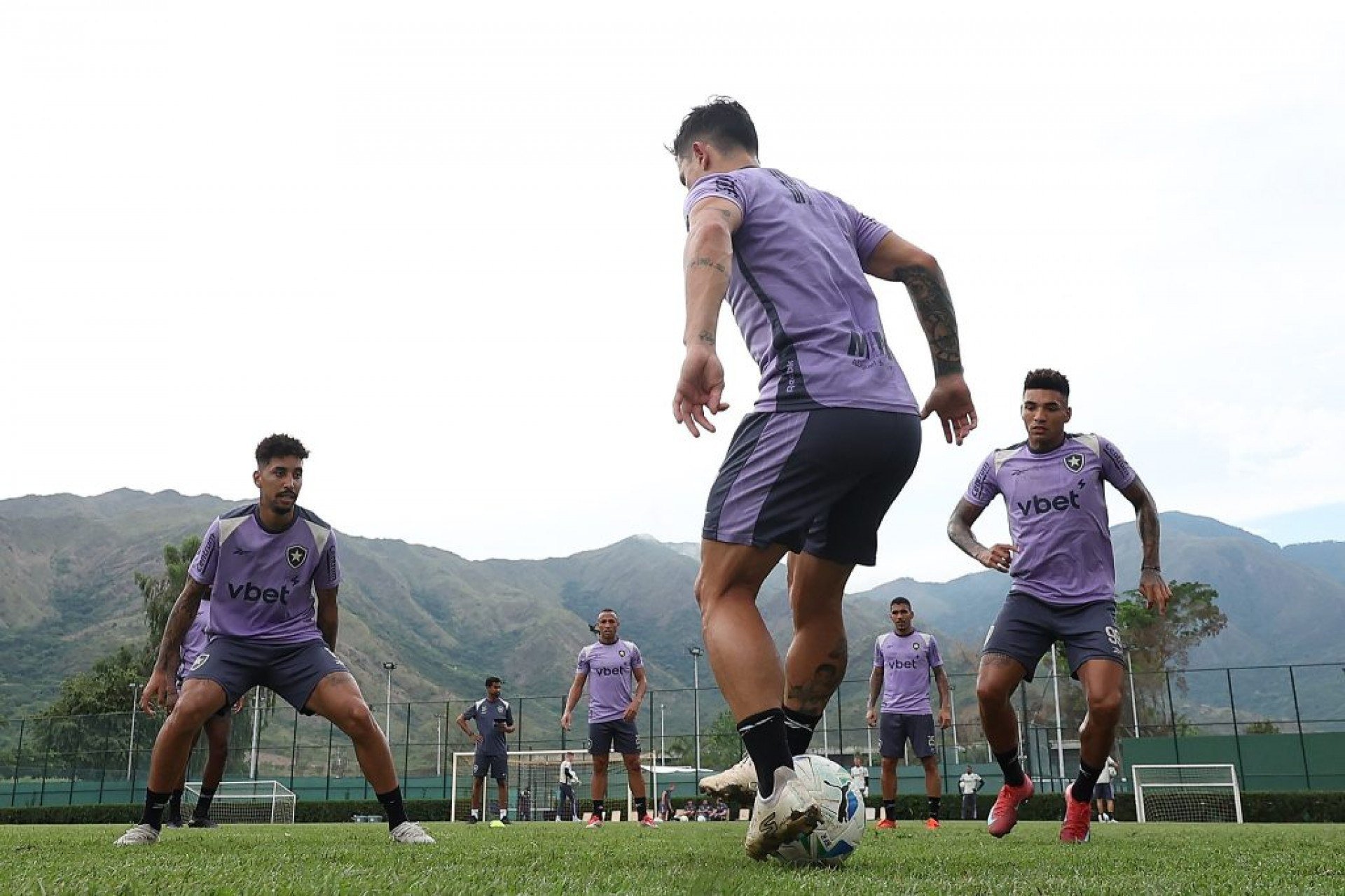 Em meio à disputa por posições na tabela, os dois times vivem o dilema entre buscar os três pontos e preservar atletas visando os compromissos decisivos da próxima semana na Libertadores