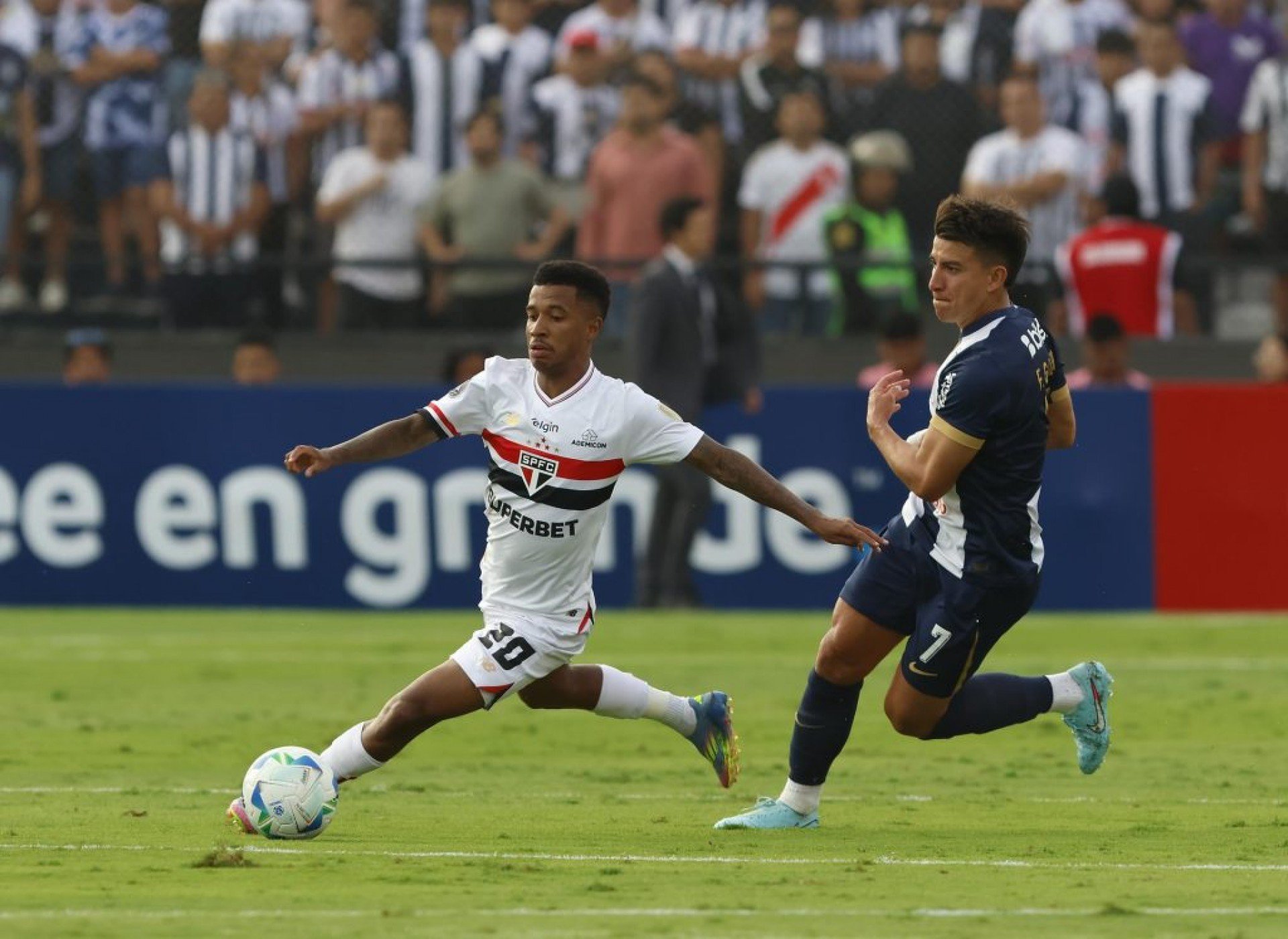Jogador pertence a Lazio, da Itália, e está emprestado ao Tricolor Paulista até junho deste ano. O novo vínculo deve ser válido até o meio de 2026.