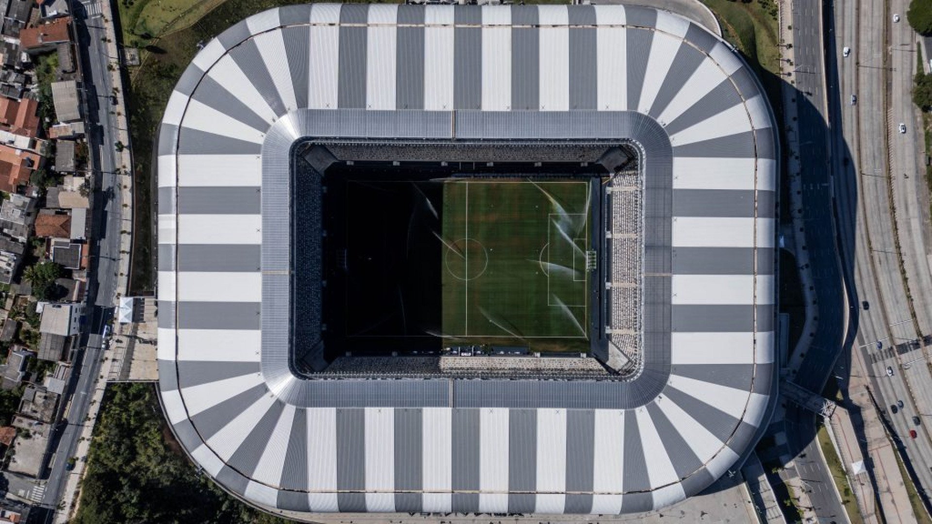 Atlético retorna para Arena MRV após implantação de gramado sintético