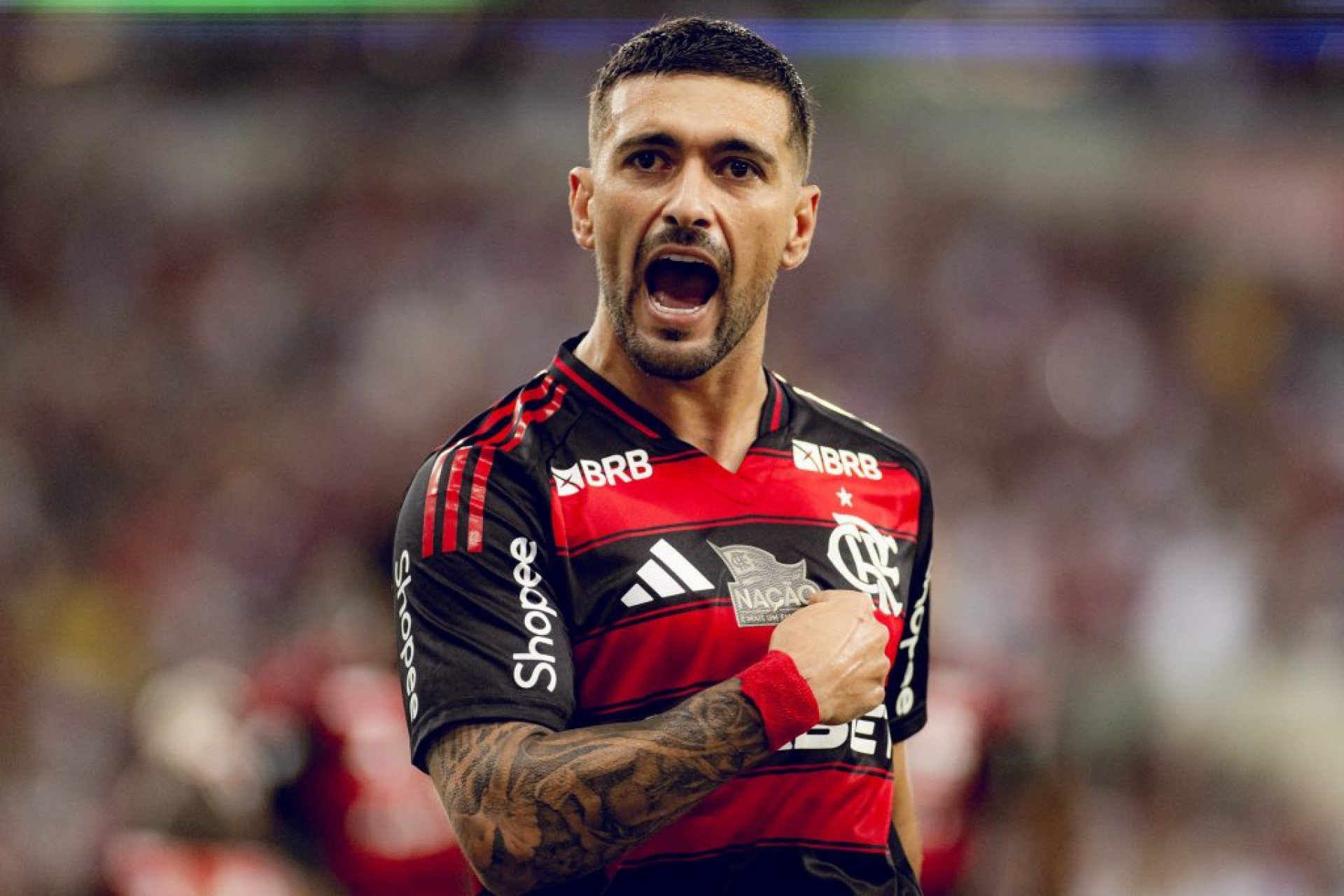 Com um gol de cabeça logo aos sete minutos do primeiro tempo, o uruguaio garantiu a vitória rubro-negra por 1 a 0 sobre o Bahia, no Maracanã, pela oitava rodada do Campeonato Brasileiro