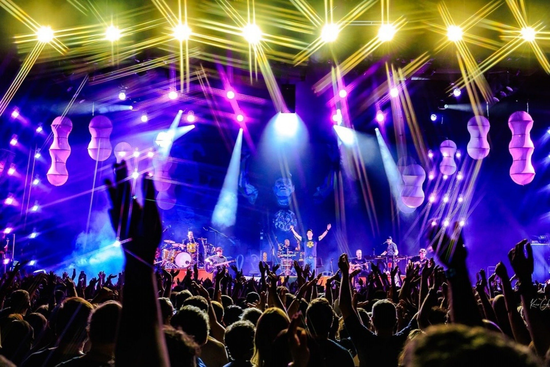 Com releituras, Capital Inicial e fãs celebram 25 anos do Acústico MTV, no Classic Hall
