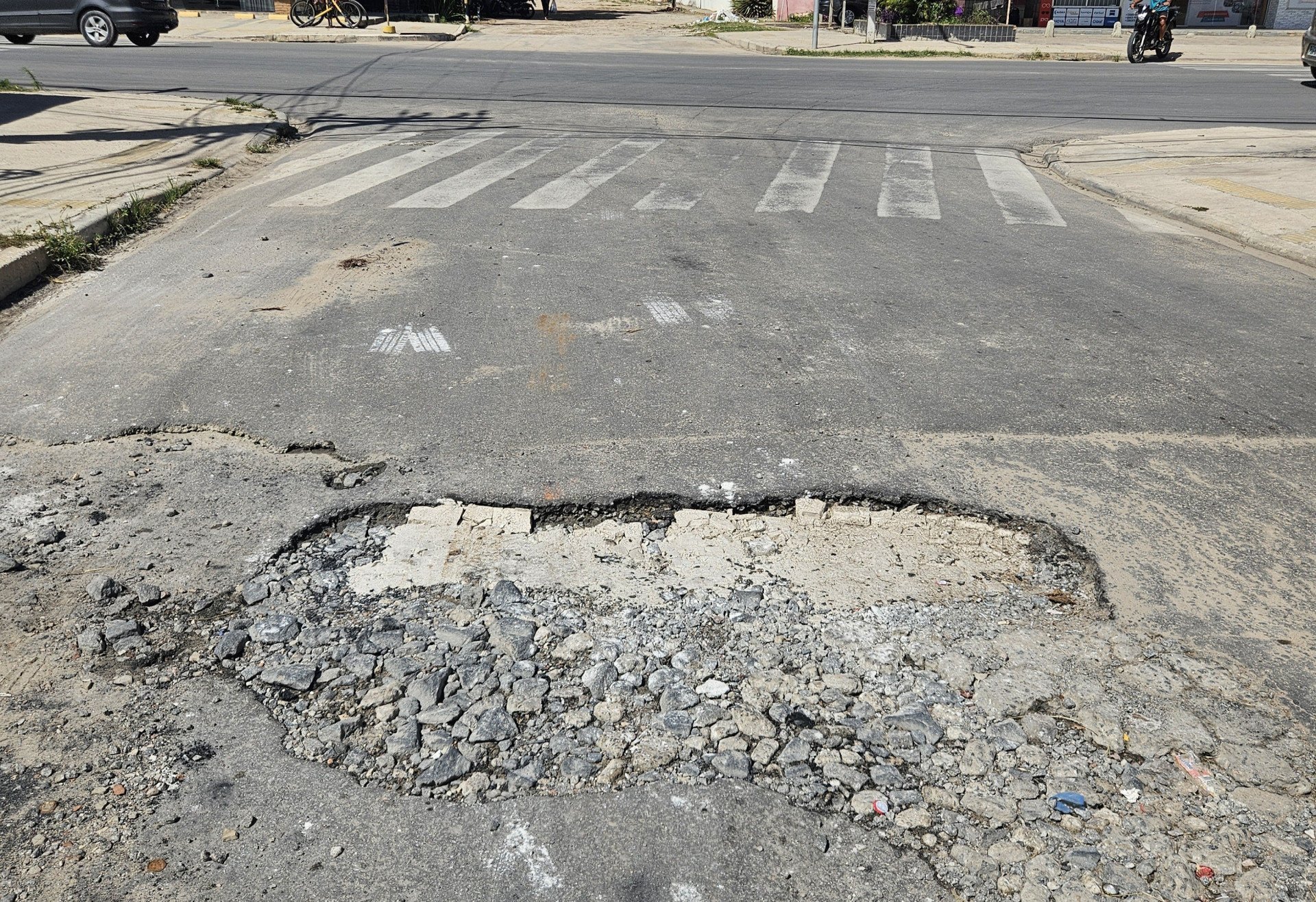 Voz do Leitor, 13/05: Cratera em cruzamento movimentado em Paulista