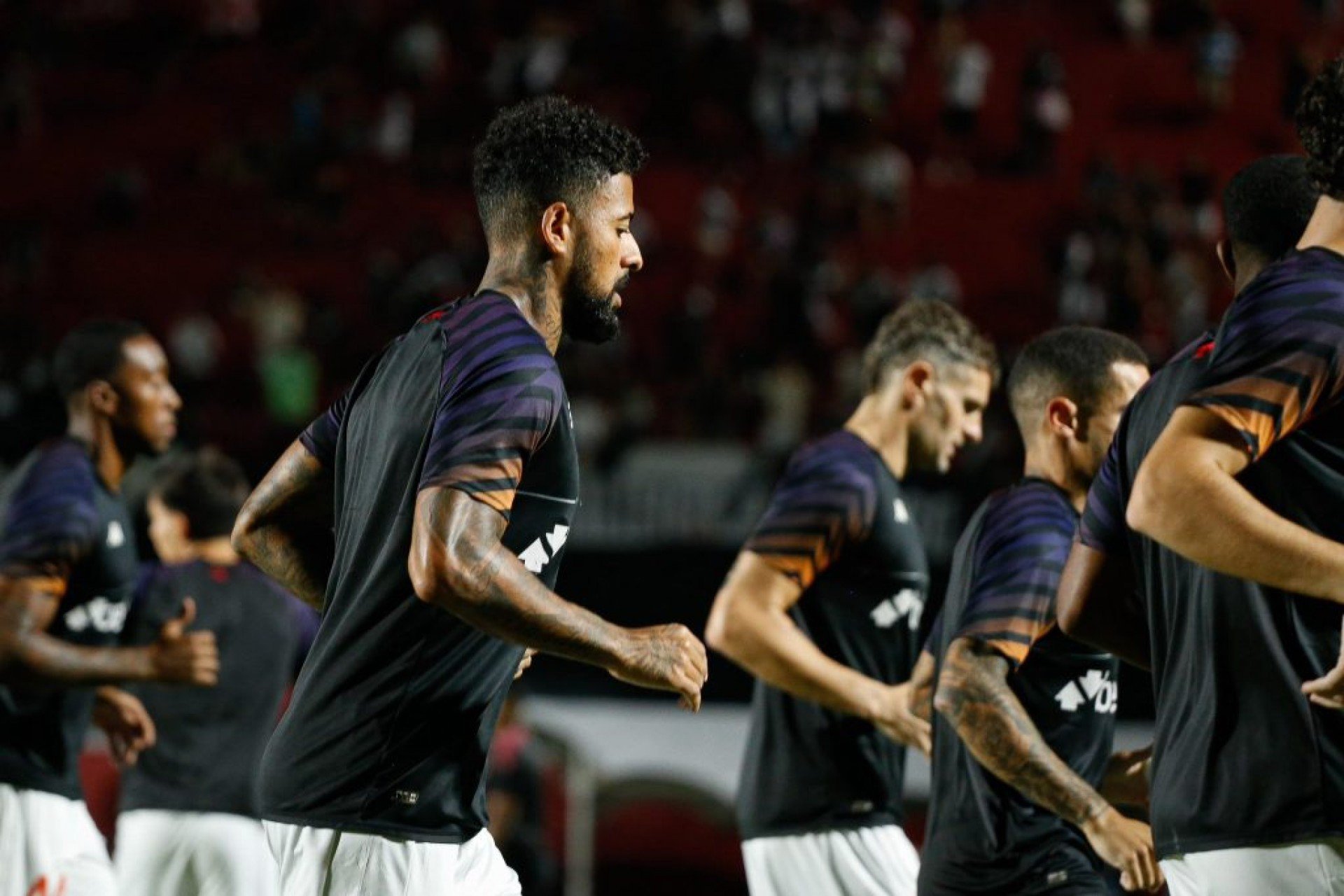 Mesmo com um jogador a mais desde o primeiro tempo, time cruzmaltino sofre virada no Barradão e amplia crise com nova derrota no Brasileirão.