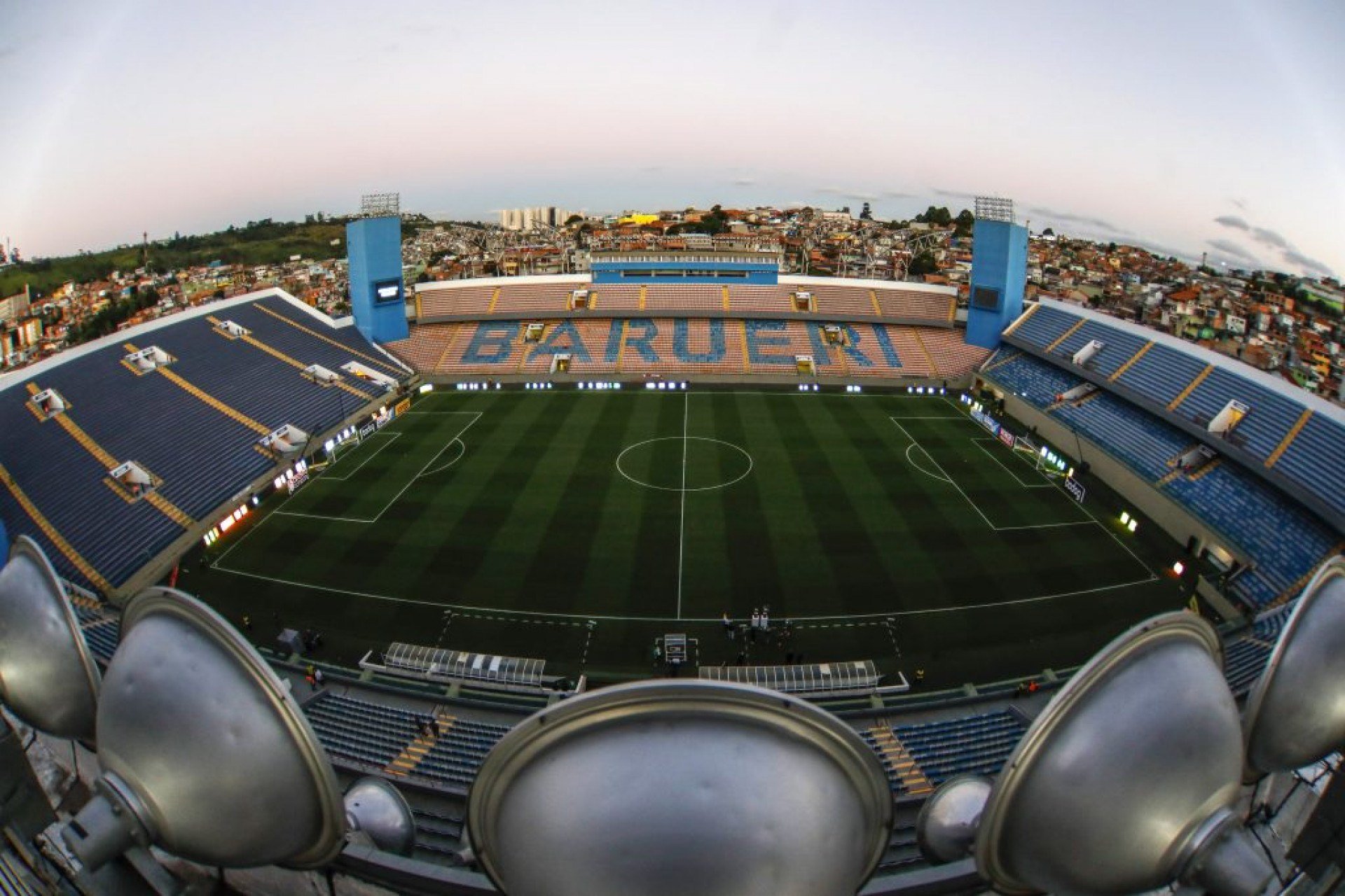 Choque-Rei acontece neste domingo (11) pela  oitava rodada do Brasileirão. A bola rola às 17h30 na Arena Barueri, com ingressos quase esgotados.