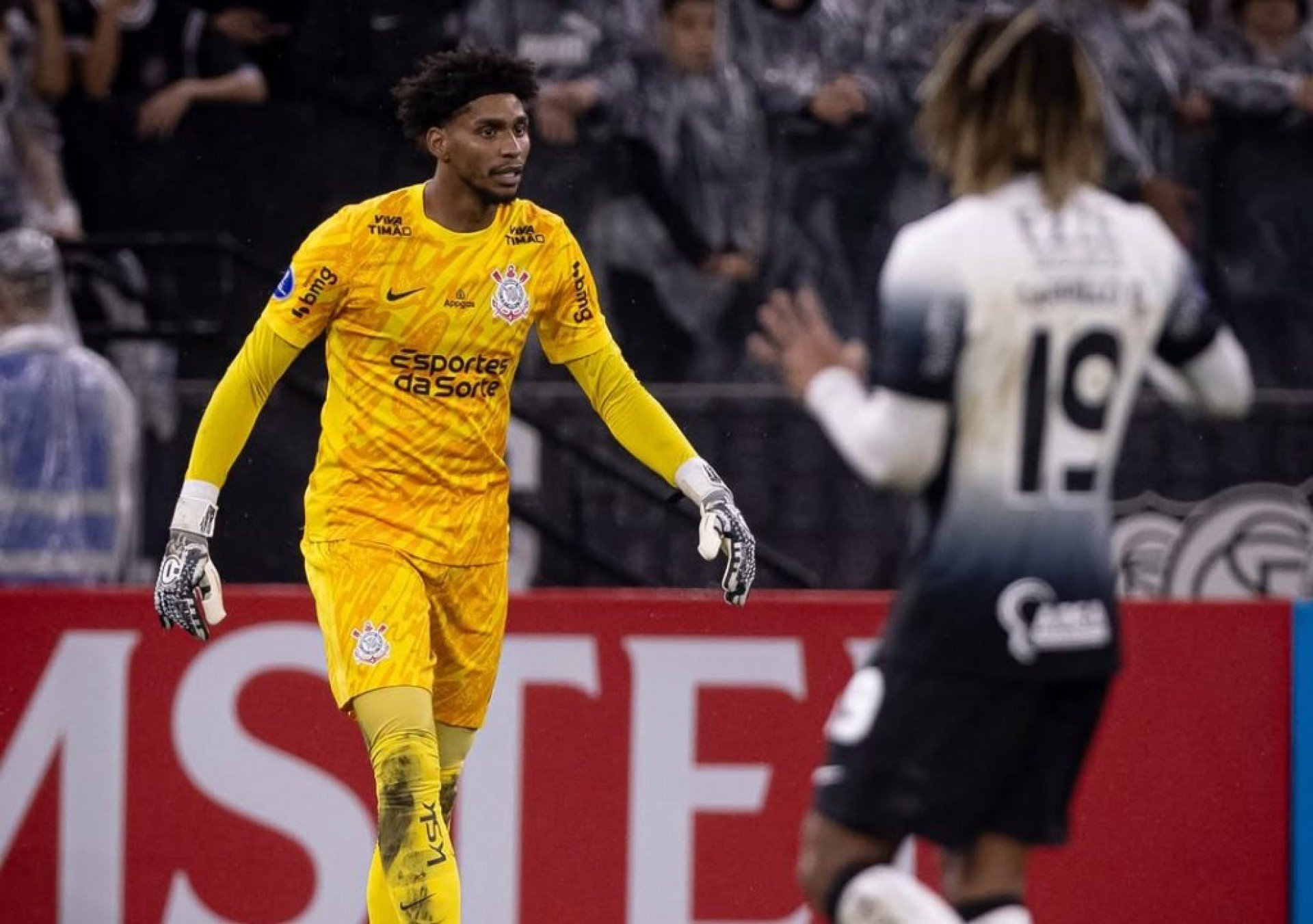 Goleiro Hugo Souza saiu cobrando uma postura melhor dos seus companheiros após novo tropeço do Corinthians, desta vez diante do Mirassol por 2 a 1