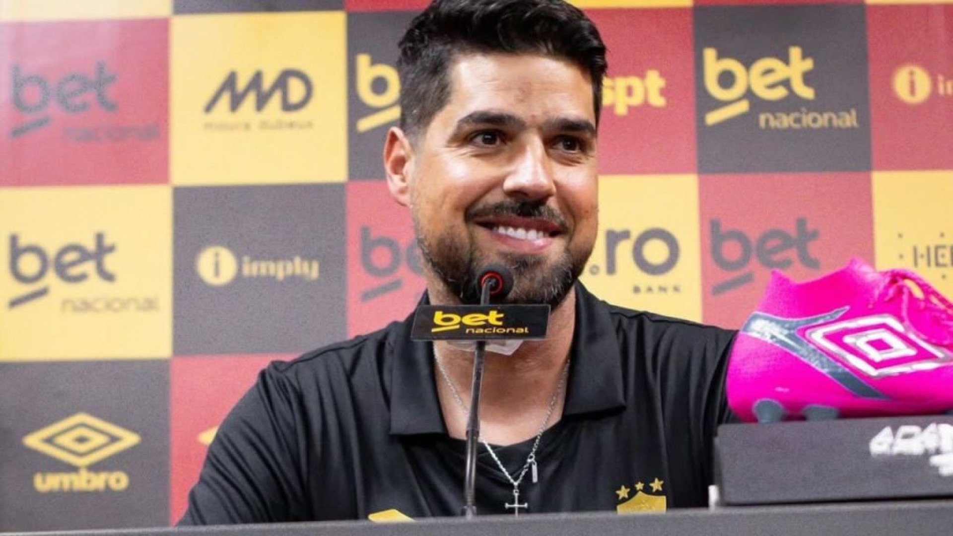 Sport Recife e Cruzeiro protagonizam um duelo marcado por contrastes na tabela do Campeonato Brasileiro 2025. Enquanto os pernambucanos enfrentam uma fase delicada e ocupam a lanterna da competição, os mineiros buscam consolidar sua presença no G4. Esse cenário promete um confronto tenso e imprevisível, com objetivos distintos, mas igualmente urgentes. A pressão recai fortemente [&amp;#8230;]