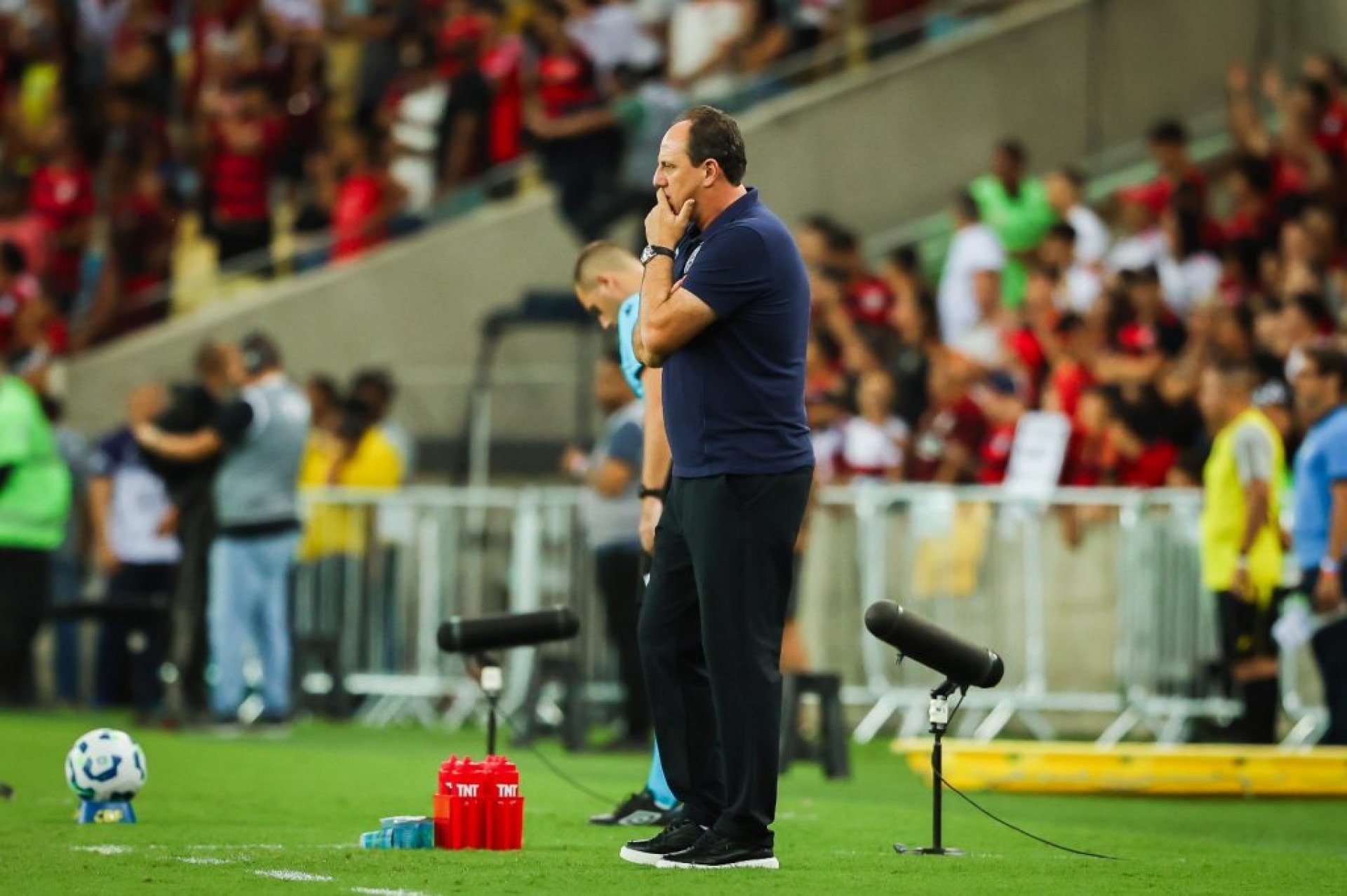 Após derrota para o Flamengo, Rogério Ceni concedeu entrevista coletiva aos jornalistas e falou sobre o calendário do futebol brasileiro e o excesso de jogos.