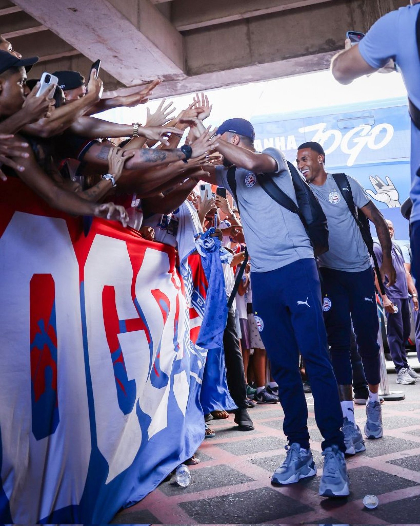 Tricolores lotaram o aeroporto de Salvador antes do embarque da equipe para enfrentar o Atlético Nacional, pela Copa Libertadores.