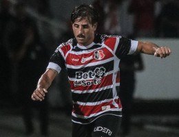 Gabriel Galhardo, volante, em ação pelo Santa Cruz