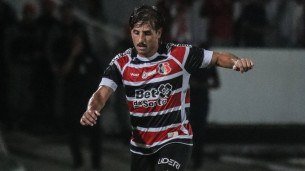 Gabriel Galhardo, volante, em ação pelo Santa Cruz