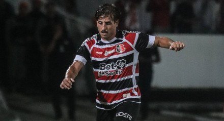 Gabriel Galhardo, volante, em ação pelo Santa Cruz