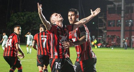 Renato Kayzer comemorando gol pelo Vitória na temporada