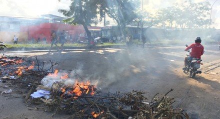 Os dois sentidos da avenida estão bloqueados