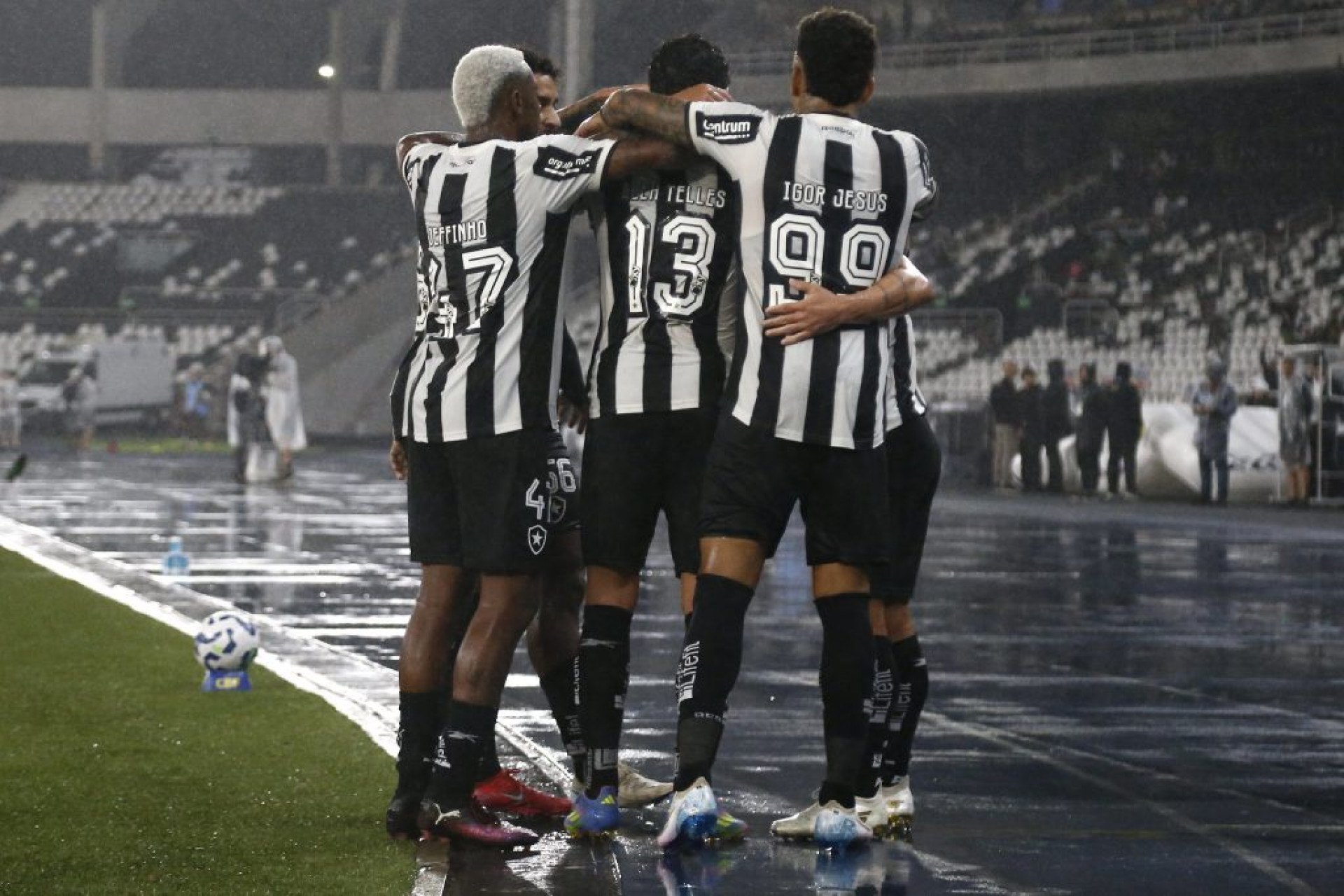 Botafogo goleia o Inter e alivia pressão sobre Renato Paiva