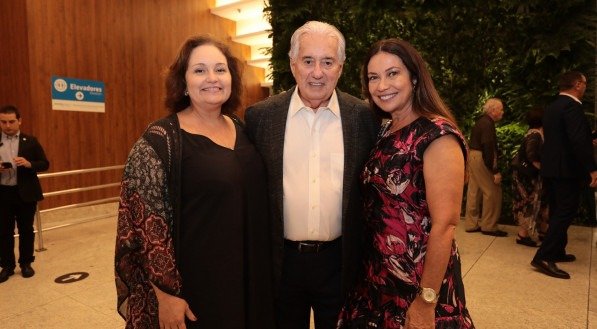 Chico José, ladeado por Beatriz Castro e Marianne Brito 