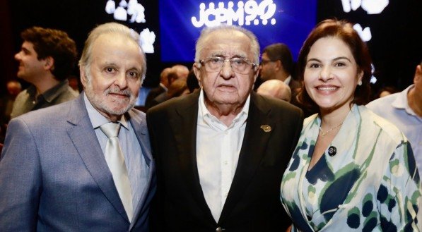  João Carlos Paes Mendonça ladeado por Priscila Krause e Gustavo Krause