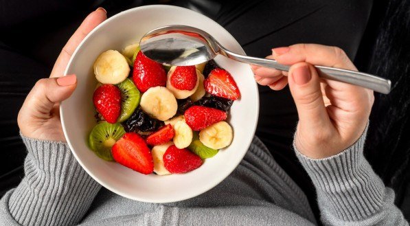 Estudo de Harvard revela que fruta comum pode ajudar na prevenção da depressão