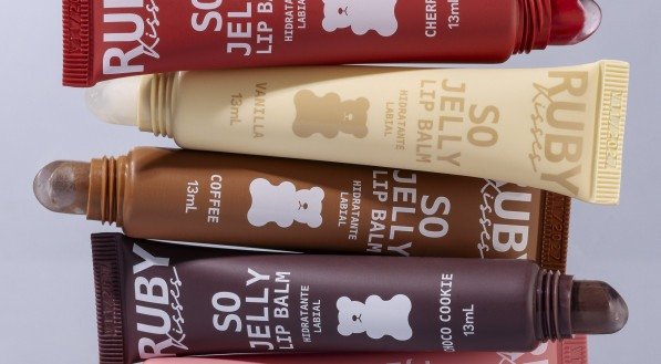 Ruby Kisses lança o lip balm must-have da estética 'Clean Girl'