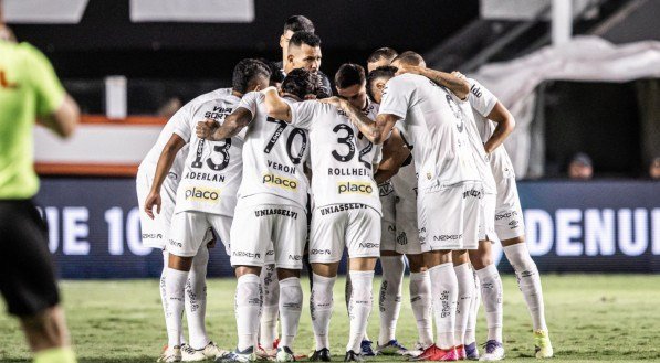 Jogadores do Santos reunidos antes da bola rolar pelo Série A