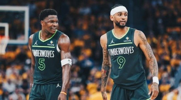 Anthony Edwards e Nick Alexander, jogadores do Minnesota Timberwolves
