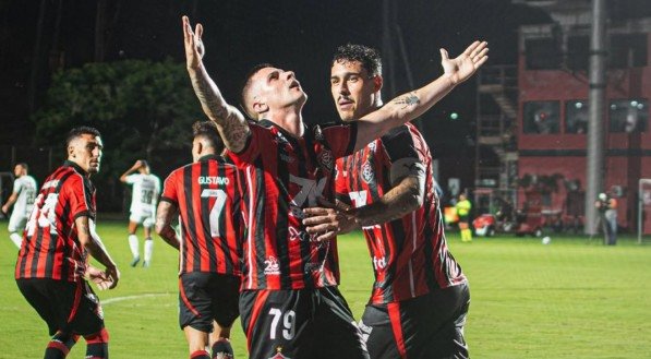 Renato Kayzer comemorando gol pelo Vitória na temporada