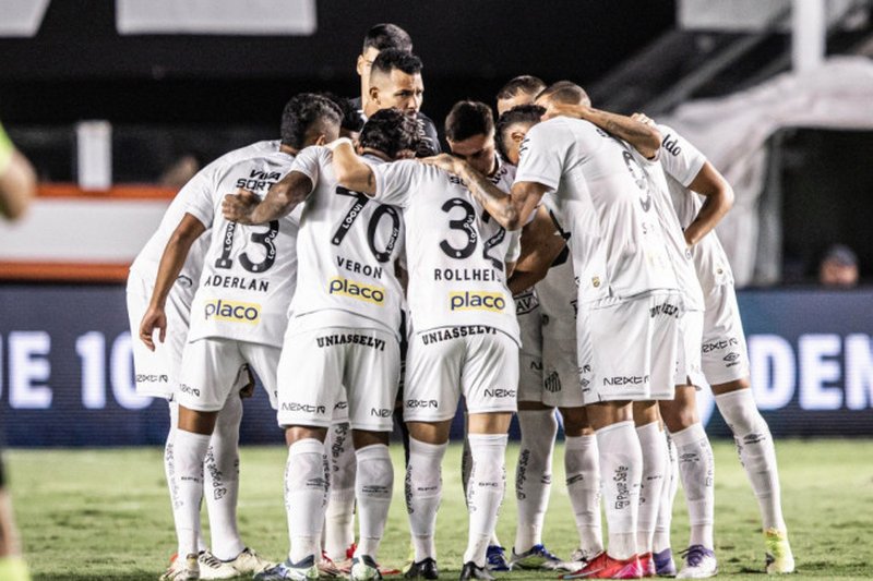 Jogadores do Santos reunidos antes da bola rolar pelo Série A