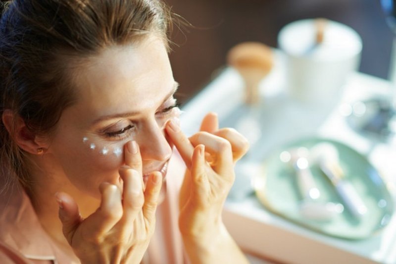 Mulher fazedo skincare.