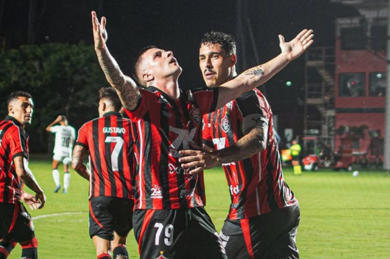 Renato Kayzer comemorando gol pelo Vitória na temporada